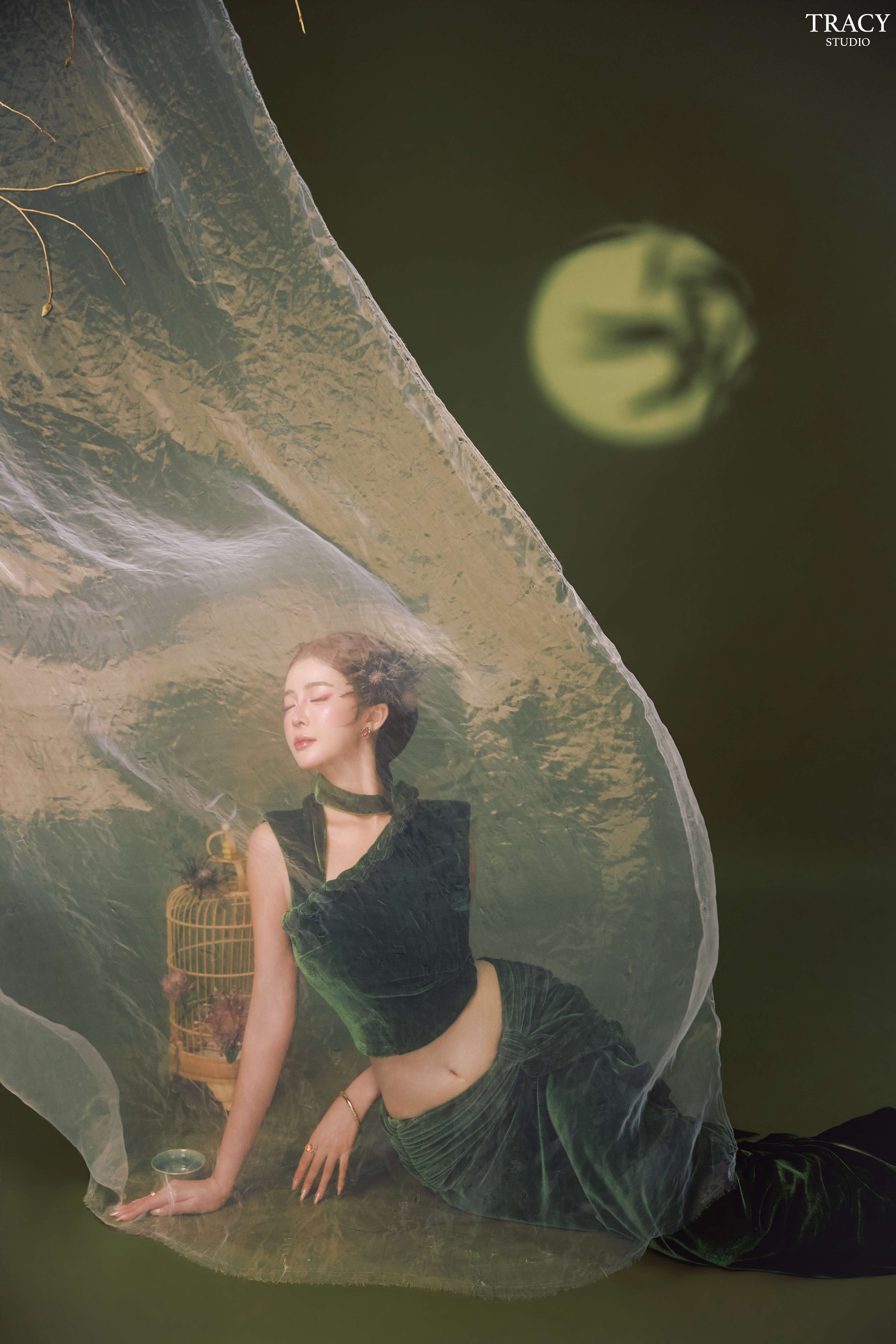 frontend/img/gallery/anh-tet-yem-ao-dai/tracy-studio-chup-concept-trung-thu-thanh-truc (12).jpg
